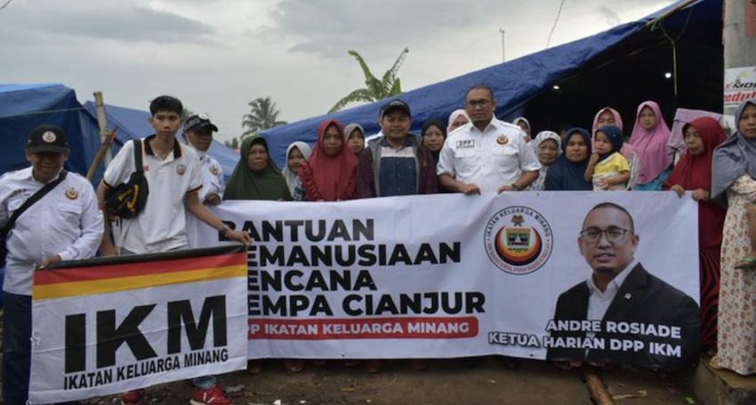 Andre Rosiade & DPP IKM Salurkan Bantuan ke Korban Gempa Cianjur