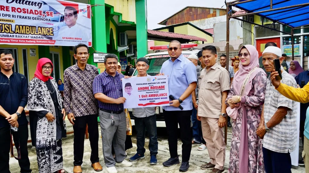 Yayasan Sumbar Rakyat Madani di Padang Terima Bantuan Ambulans dari Andre Rosiade